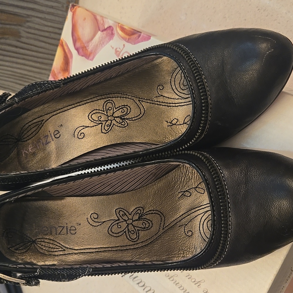 Kensie Black Leather Wishbone style heels with gray floral design Sz 8.5